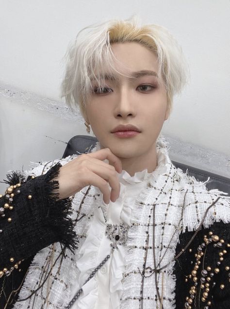 Ateez Seonghwa White Hair, Seonghwa White Hair, Halazia Seonghwa, Seonghwa Blonde, Seonghwa Halazia, Mother Seonghwa, Ateez Lore, J Hope Selca, White Blonde Hair