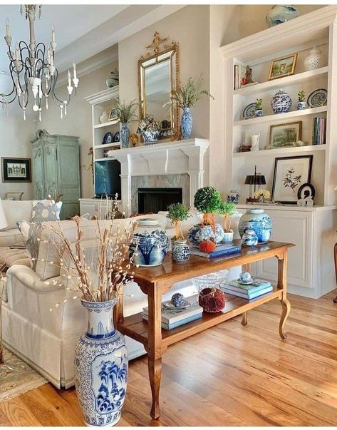 Palette Home Decor, Chinoiserie Living Room, Home Decor Palette, Decor Palette, Blue And White Living Room, Chinoiserie Decorating, Blue White Decor, White Living, White Living Room