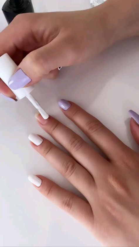 Nailpolish Aesthetic Easy, Two Color Nail Polish Ideas, Simple Nails Videos, Nailpaints Design At Home, Easy Nail Designs For School, Fall Easy Nail Art, Nail Design Ideas For Beginners, Nailpolish Simple Ideas, Painted Nails Ideas Polish Simple