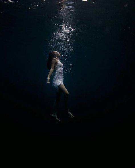 Thalassophobia on Instagram: “🦑 Thalassophobia - an intense and persistent fear of the sea or of sea travel. 🌌 Follow if you like to feel uncomfortable.…” Bawah Air, Underwater Art, Underwater Photos, Water Photography, Under Water, Trik Fotografi, Dark Photography, Underwater Photography, In The Ocean