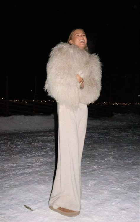 White Fur Coat Outfit, Fur Coat Outfit Winter, Faux Fur Coat Outfit, Faux Fur Jacket Outfit, Fur Coat Aesthetic, Winter 2023 Fashion Trends, Coat Outfit Winter, Fur Coat Outfits, Slavic Aesthetic