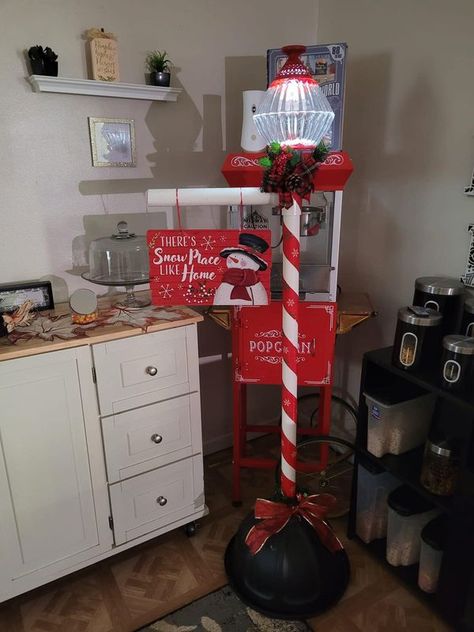 Grinch Lamp Post, Christmas Lamp Post Decorations Diy, Christmas Lamp Post Diy, Pvc Pipe Christmas Decorations, Dollar Tree Lamp Post, Diy Christmas Lamp Post, Christmas Lamp Post Decorations, Christmas Lamp Post, Hall Decorations