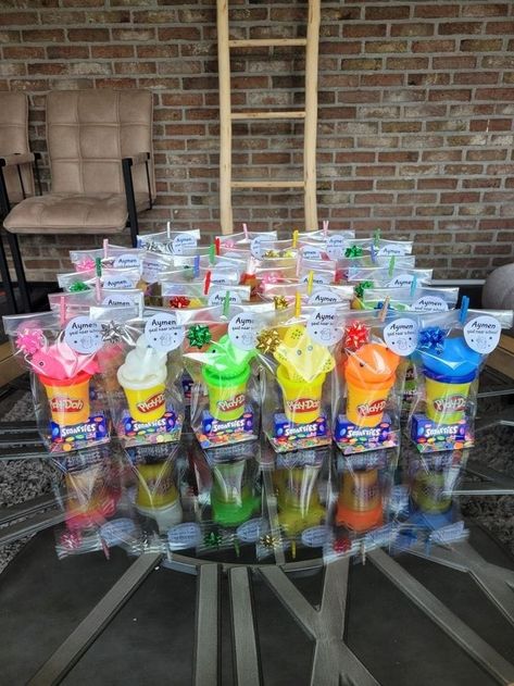 Loot Bags Ideas, Play Doh Birthday Party, Verjaardagstraktaties Op School, Play Doh Gift, Play Doh Party, School Birthday Treats, Birthday Treat Bags, Creative Gift Baskets, Pony Birthday Party