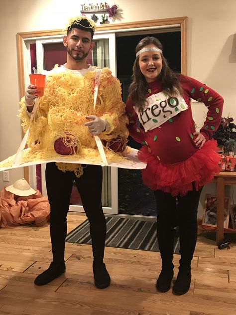 Prego! Pregnant couples costume. Plate is pasta and meatballs with a side of Prego! sauce 🍝 Pregnant Couple Halloween Costumes, Prego Sauce, Funny Couple Costumes, Pregnancy Costumes, Pregnant Halloween Costumes, Couples Costume, Couple Costumes, Pregnant Couple, Pregnancy Humor