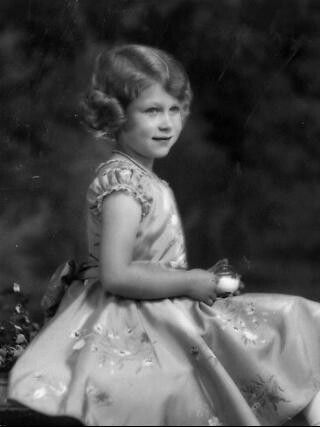 Queen Elizabeth II aged 7 Princess Bride Wedding, Queen Elizabeth Photos, Elizabeth Queen, Young Queen Elizabeth, Queen Elisabeth, Rainha Elizabeth Ii, English Royal Family, Reine Elizabeth Ii, Hm The Queen