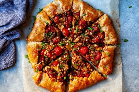 burst tomato galette with corn and zucchini Burst Tomato, Feta Tart, Tomato Galette, Slow Roasted Tomatoes, Cheese Crust, Sauteed Zucchini, Tomato Tart, Smitten Kitchen, Roasted Tomato