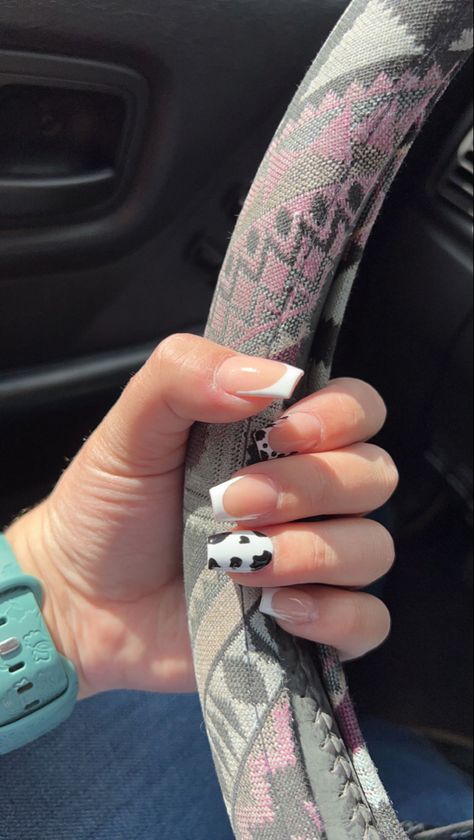 Easy Country Nail Ideas, Nashville Tennessee Nail Ideas, Simple Cow Nails, Cowgirl Nails Acrylic, Cow Acrylic Nail Designs, Acrylic Nail Designs Cow Print, French Tip Western Nails, Southern Nail Ideas, Western Beach Nails