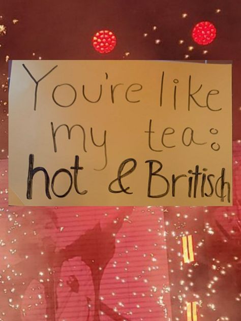 Team Louis News on Twitter: "Louis’ reaction to a sign that said “You’re like my tea: hot & British” last night! #LTWT #LTWTOslo © kkiana19… " Ltwt Outfit Idea, Marcel Styles, Hslot Outfit Ideas, Concert Signs, Concert Poster Design, Harry Styles Poster, Harry Styles Aesthetic, Harry Styles Concert, My Tea