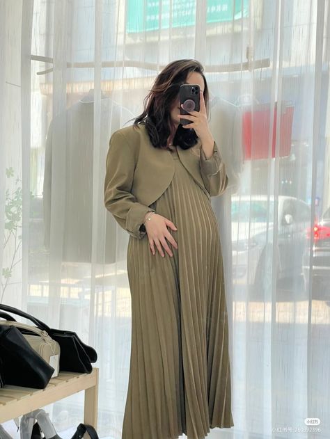 Pragnet Mom Outfit, Outfit Hamil, Nayeon Outfits, Outfits Hijab, Maternity Outfit, Maternity Chic, Clothes For Pregnant Women, Cute Maternity Outfits, Dress Muslim