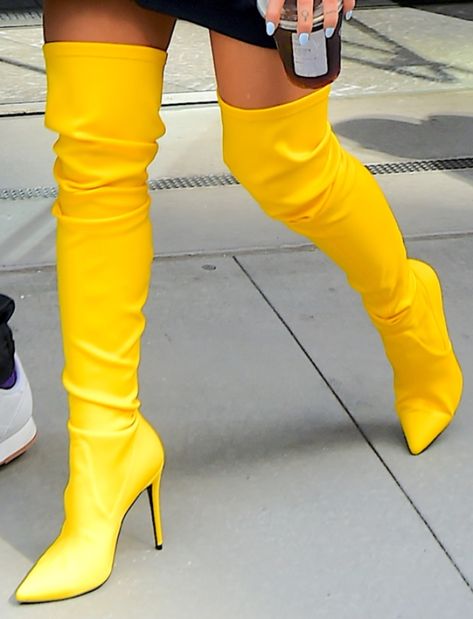 ariana grande, yellow thigh-high boots, street style Boots Street Style, Ladies Heels, Knee Boots Outfit, Over Knee Boots, High Boots Outfit, Fabric Boots, Yellow Boots, Yellow Heels, Slim Style