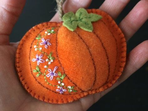 Fall Felt Crafts, Halloween Felt Crafts, Pumpkin Ornament, Wool Felt Projects, Felt Pumpkins, Felt Crafts Diy, Motifs Perler, Felt Halloween, Felt Embroidery