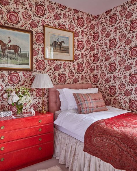 Louisa Greville Williams | We updated this spare room when Sarah and I worked together at Vanrenen GW. The wallpaper is Sarah’s Dahlia design and the valance fabric... | Instagram Cosy Bedroom Wallpaper, Cosy Nook, Cath Kidston Fabric, Different House Styles, Happy Room, Pattern Game, Cosy Bedroom, Bed Canopy, Green Interiors