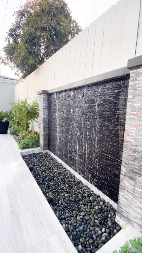 #waterfeature #stoneveneer #firepit #waterfeatures #firepits #exterior #exteriordesign #outdoorspace #backyarddesign #backyardgoals #tiles… | Instagram Outdoor Wall Fountains, Water Fountain Design, Kolam Koi, Taman Air, Outdoor Water Feature, House Ranch, Fountains Backyard, Terrace Garden Design, Modern Backyard Landscaping