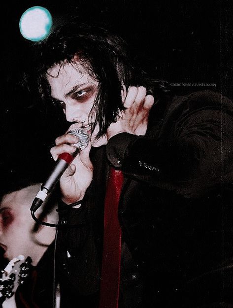 Gerard way vampire Ptv Logo, Gerard And Frank, Emo Stuff, I Love Mcr, Sweet Revenge, Evanescence, Frank Iero, Emo Bands, Gerard Way