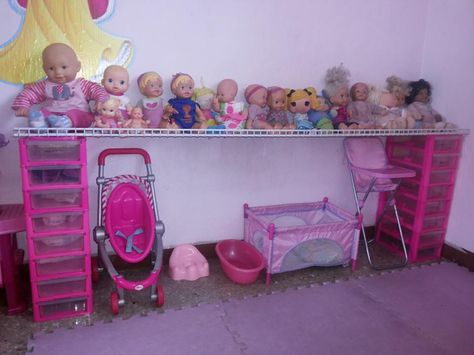 Baby station for playroom, how to organize baby dolls along with useful compartments for their accessories and clothes Girls Toy Organization, Doll Organization, Doll Storage, Girls Playroom, Playroom Organization, Kids Room Organization, Organization Kids, Toy Rooms, Baby Organization