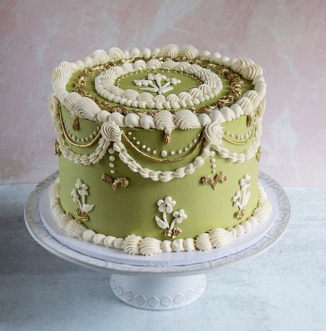 Victorian Cakes, Bolo Vintage, Vintage Birthday Cakes, Cake Decorating Piping, Happy Monday Everyone, Pretty Dessert, Cute Baking, Creative Birthday Cakes, Funfetti Cake