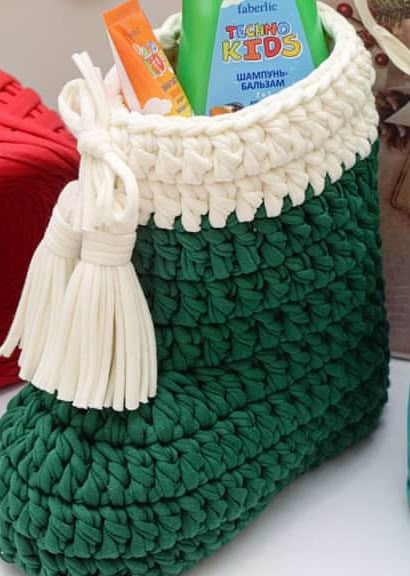 Crochet Basket Christmas, Christmas Crochet Basket, Christmas Basket Gift Ideas Boyfriend, Yarn Business, Crochet Sachet, Christmas Tree In Basket, Crochet Backpack Pattern, Crochet Bag Tutorials, Crochet Pillow Cover