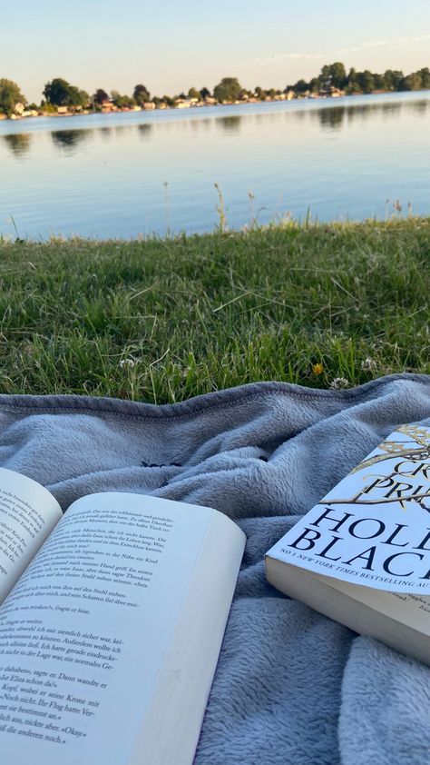 Reading Astethic Pictures, Reading Atheistic, Readathon Aesthetic, Reading Astethic, Bookgirls Aesthetic, Reading In Nature, Reading Outside Aesthetic, Reading Outside, Cozy Reading Aesthetic