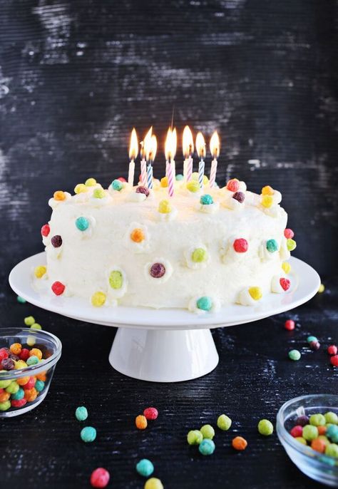 If you love cereal this idea for cake is fantastic! Buttercream Cookies, Nail Christmas, Homemade Buttercream, Store Bought Cake, Easy Birthday, Christmas Nails Easy, Cake Decorating Ideas, Funfetti Cake, Simple Birthday Cake