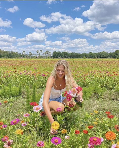 Greta Wilson, Flower Garden Pictures, Field Senior Pictures, Summer Instagram Pictures, Cute Senior Pictures, Senior Photoshoot Poses, Summer Senior Pictures, Farm Pictures, Senior Photography Poses