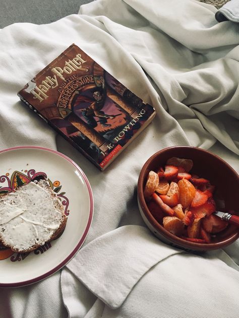 Reading Snacks Aesthetic, Reading Harry Potter Aesthetic, Harry Potter Sleepover, Pretty Books, Aesthetic Reading, Lunch Healthy, Foto Inspo, Welcome To Hogwarts, Potter Aesthetic