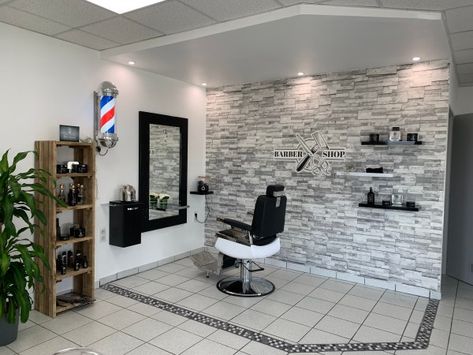 Impression d'une tapisserie pour le mur d'un salon de coiffure avec un logo au centre de la tapisserie. permet de réaliser une décoration personnalisée de votre mur dans les moindres détails ... Barber Shop Interior, Haircut Salon, Barber Logo, Hair Salon Design, Hair Salon Interior, Barbershop Design, Barber Shop Decor, House Design Pictures, Container House Plans