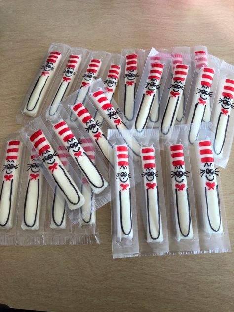 Cat And The Hat Snacks, Cat In The Hat Themed Snacks, Cat In Hat Crafts Preschool, Cat In The Hat Food Ideas, Cat In The Hat Snacks For Kids, Dr Seuss Charcuterie Board, Cat In The Hat Treats, Dr Seuss Snacks For School Classroom, Dr Seuss Inspired Snacks