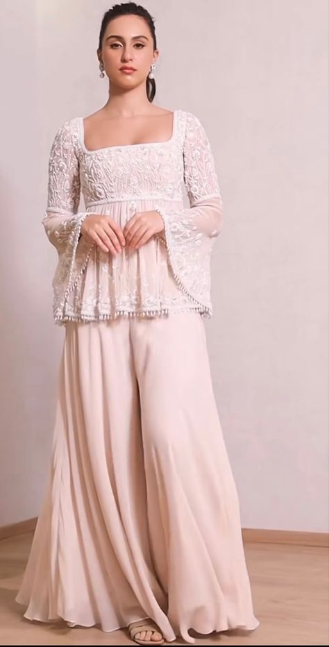 Scratch Outfit Ideas, Knot Blouse Design, Long Blouse Designs, Trendy Outfits Indian, Anarkali Dress Pattern, Fancy Sarees Party Wear, Womens Trendy Dresses, Traditional Indian Dress, Beautiful Pakistani Dresses