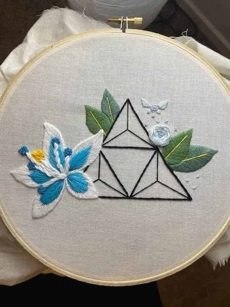 Zelda Botw Cross Stitch, Loz Embroidery, Legend Of Zelda Crafts Diy Projects, Zelda Embroidery Patterns, Nerdy Embroidery Patterns, Nintendo Embroidery, Geeky Embroidery, Dnd Embroidery, Legend Of Zelda Embroidery