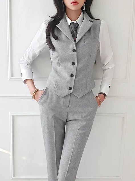 Office Outfit Accessories, Pantsuit Outfit Formal, Womens Two Piece Suit, Female Tailored Suit, Womens In Suits, Women 3 Piece Suit, Formal Evening Outfits For Women, Girls Formal Outfit, Formal Woman Outfit