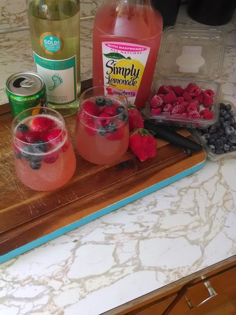 Moscato Wine Punch, Wine Punch, Simply Lemonade, Mommy Juice, Moscato Wine, Jello Shot, Boozy Brunch, Jello Shots, Alcohol Drink Recipes