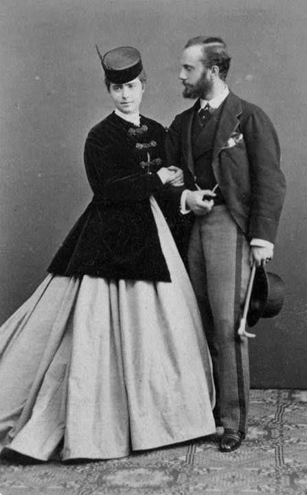 “You have been the last dream of my soul.”  ― Charles Dickens 1850s Fashion, 1860 Fashion, Victorian Couple, Simply Fashion, Victorian Photos, Victorian Costume, 19th Century Fashion, Victorian Clothing, Victorian Women