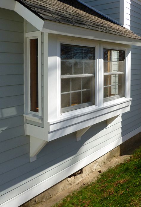 A beautiful Bay window installation love the detailed supports - I'd make them match the rafter tails of the cottage. Rent House Design, Bay Window Ideas Exterior, Small Bay Window Ideas, Bay Window Installation, Small Bay Window, Modern Bay Window, Bay Window Exterior, Farmhouse Style Decorating Ideas, Bracket Ideas