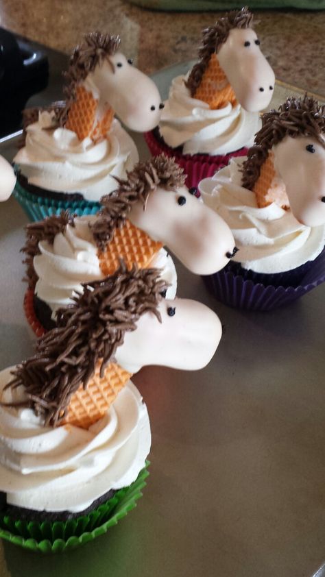 How To Make Highland Cow Cupcakes, Horse Cupcakes Ideas, Horse Cupcakes, Animal Shaped Foods, Elegant Cake Pops, Horse Cookies, Food Art For Kids, Cupcake Wars, Horse Party