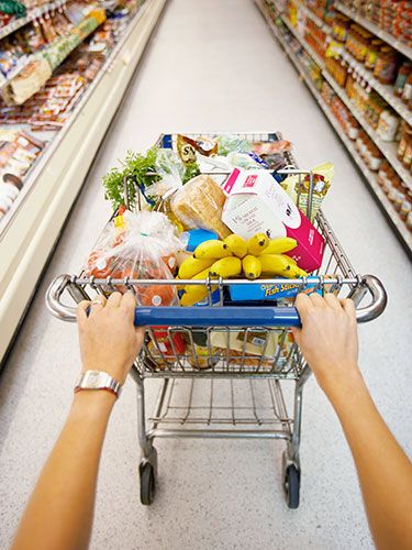 Discover 9 supermarket tricks NOT to fall for! #shopping Clean Eating Grocery List, Photo Food, The Krazy Coupon Lady, Krazy Coupon Lady, Shopping Coupons, Frugal Tips, Save Money On Groceries, Money Saver, Grocery Shop