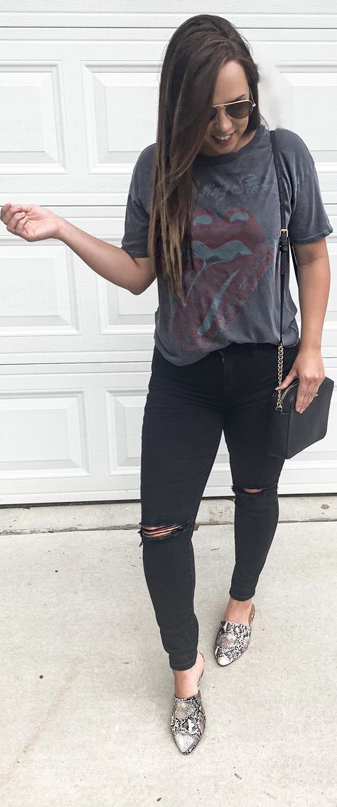 Outfit Ideas For Black Jeans, Black Skinning Jeans Outfit, Ripped Black Jeans Outfit, Black Graphic Tee Outfit, Black Jeans Outfit Casual, Black Jeans Outfit Winter, Edgy Mom Style, Black Ripped Jeans Outfit, Black Jeans Outfit Fall