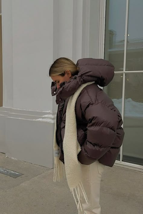 Winter Puffer Jacket Outfits, Puffer Jacket Outfit Women, Brown Puffer Jacket Outfit, Chocolate Outfit, Brown Jacket Outfit, Puffer Coat Outfit, Outfit Inspo For Women, Puffer Outfit, Brown Puffer Jacket