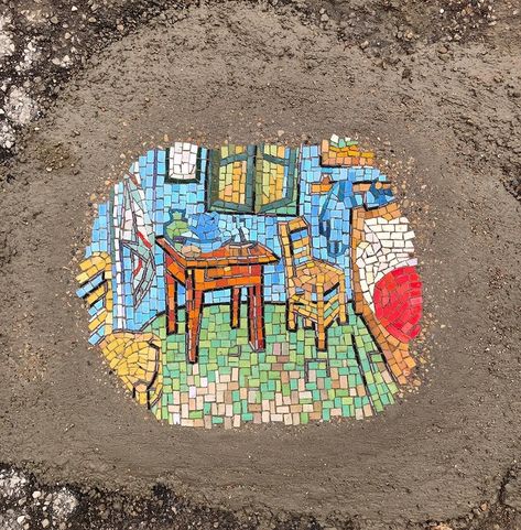 Artist Transforms Potholes Into Colorful Mosaic Art Contemporary Mosaic Art, Mosaic Street Art, Mosaic Drawing, Grant Wood American Gothic, Easy Mosaic, Pretty Tiles, Tile Mosaics, Mosaic Portrait, Fused Glass Dishes