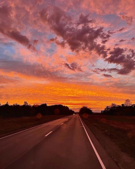 My #Morning #Pathway 🌲🌤️🌿🦆☕️😋🤚 : : : : #insta #instadaily #ınstagood Road Sunset Aesthetic, Driving Into The Sunset, Scenery To Paint, Aesthetic Wallpaper Vintage, Texas Sun, Country Sunset, Road Painting, Sunset Road, Desert Highway