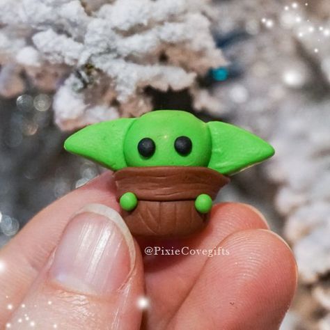 Cute Yoda, Teen Crafts, Clay Crafts For Kids, Polymer Clay Kawaii, Polymer Clay Figures, Sculpey Clay, Polymer Clay Diy, Polymer Clay Jewelry Diy, Kawaii Gifts