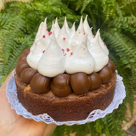 Brownie de chocolate y nuez Dulce de leche ,merengue italiano decorado con frambuesas liofilizadas #brownies #frambuesas #pastelería Brownie Decorado, Brownies, Pastel, Meringue