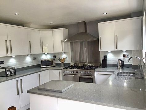 Kitchen Grey Worktop, Grey Worktop Kitchen, Grey Gloss Kitchen, Simple Kitchen Cabinets, White Gloss Kitchen, Kitchen Grey, Granite Worktops, Open Plan Kitchen Diner, Small Kitchen Cabinets