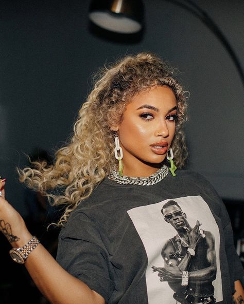 Danileigh Wallpaper, Danileigh Outfits, Dani Leigh, Girl Fashion Aesthetic, Denim Jacket Vintage, Fits Ideas, Curl Styles, Black And Blonde, Types Of Girls