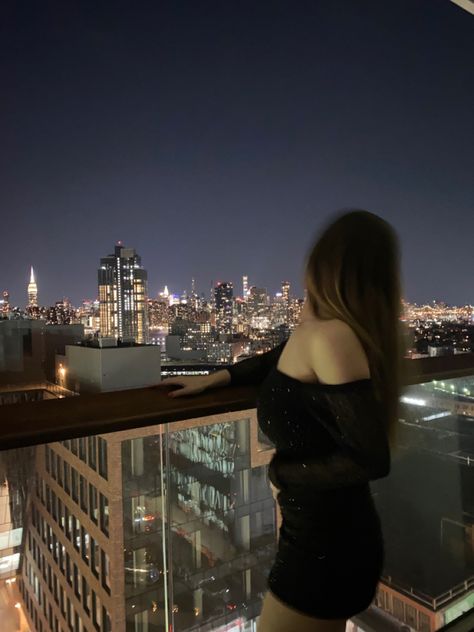 Bodycon Mini Dress Night, House At Night Aesthetic, Nyc Aesthetic Night Party, Night Girl Aesthetic, Night Pics Aesthetic, Night Party Aesthetic, Nyc Night Aesthetic, Nyc Aesthetic Night, Ny Party