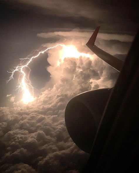 Real photo of positive lightning from top of an anvil cumulonimbus cloud ⚡️🌩! Would you be amazed or terrified if you saw this while flying… Lightning Sky, Cumulonimbus Cloud, Aviation World, Flipagram Instagram, Astronomy Lover, Airplane Window, Lightning Storm, Lightning Strikes, You Are Amazing