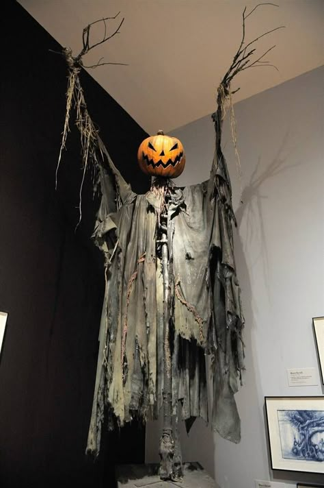 Scarecrow from Sleepy Hollow. One of my Fave Hallowe'en movies! Diy Halloween Dekoration, Uhyggelig Halloween, Dekorasi Halloween, Halloween Party Decor Diy, Halloween Decor Diy, Halloween Fest, Halloween Memes, Easy Halloween Decorations, Diy Halloween Decor