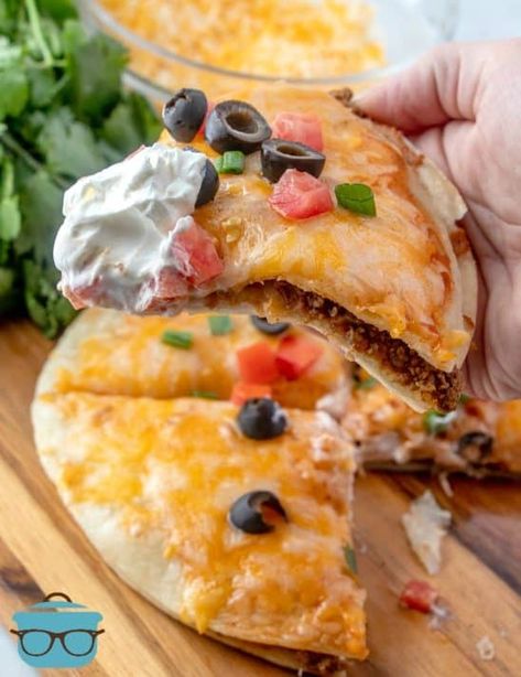 COPYCAT TACO BELL MEXICAN PIZZA - dinner #dinner #maindishes Diy Taco Bell, Bean Pizza, Copycat Taco Bell Mexican Pizza, Pizza Video, Mexican Pizza Recipe, Copycat Taco Bell, Taco Bell Mexican Pizza, Taco Meal, Taco Bell Recipes