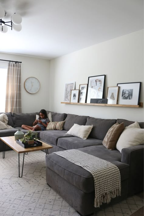 Apartment Decor Grey Couch, Cool Grey Couch Living Room, Grey Couch And Coffee Table, Living Room Design With Grey Couch, Living Room Appartement Aesthetic, Small Living Room Sectional Ideas, Living Room Ideas With Dark Grey Couch, Decorating With A Sectional, Couch Inspo Living Room