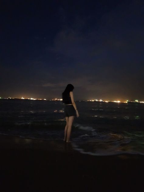 Beach at night, gloomy vibe Chill Night Vibes, Night Beach Pics, Chill Pics, Gloomy Night, Sunrise Photoshoot, Calm Night, Summer Core, Aesthetic Friend, Grunge Summer