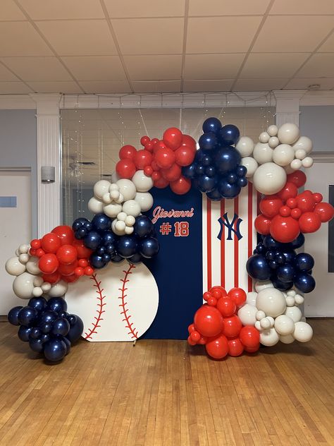 Wiffle Ball Birthday Party, Baseball Party Backdrop Ideas, Baseball Balloon Arch Birthday Parties, Baseball Birthday Party Backdrop, Baseball Centerpiece Ideas, Baseball Birthday Backdrop, Sports Day Decoration, Captain America Birthday Party, Baseball Party Decorations